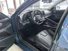 2023 Hyundai Elantra 1.5L CVT LUX Premium, синий — фото 11