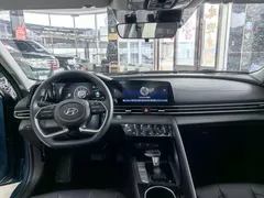 2023 Hyundai Elantra 1.5L CVT LUX Premium, синий — фото 13