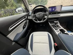 2022 Geely Emgrand 4th Gen 1.5L CVT Luxury — фото 9