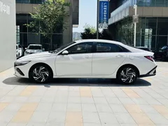 2023 Hyundai Elantra 1.5L CVT LUX Premium, белый — фото 4