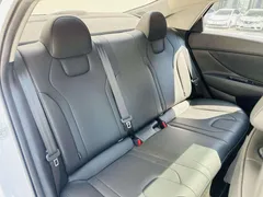2023 Hyundai Elantra 1.5L CVT LUX Premium, белый — фото 8