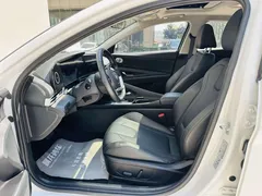 2023 Hyundai Elantra 1.5L CVT LUX Premium, белый — фото 11