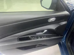 2022 Hyundai Elantra 1.5L CVT LUX Premium, синий — фото 7