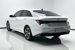 2023 Hyundai Elantra 1.5L CVT LUX Premium, белый — фото 4