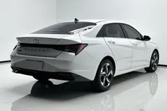 2023 Hyundai Elantra 1.5L CVT LUX Premium, белый — фото 6