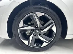 2023 Hyundai Elantra 1.5L CVT LUX Premium, белый — фото 15