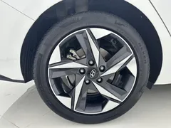 2023 Hyundai Elantra 1.5L CVT LUX Premium, белый — фото 17