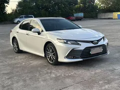 2021 Toyota Camry 2.5G Luxury, белый — фото 1