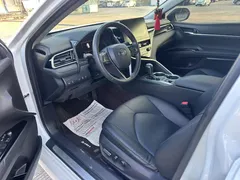 2021 Toyota Camry 2.5G Luxury, белый — фото 3