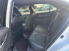 2021 Toyota Camry 2.5G Luxury, белый — фото 4