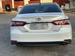 2021 Toyota Camry 2.5G Luxury, белый — фото 5