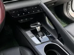 2022 Hyundai Elantra 1.5L CVT LUX Premium, белый — фото 7