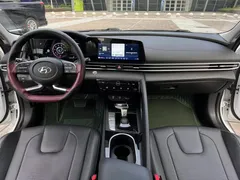 2022 Hyundai Elantra 1.5L CVT LUX Premium, белый — фото 10