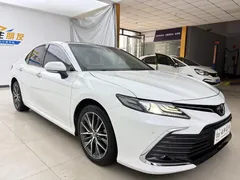 2021 Toyota Camry 2.5G Luxury, белый — фото 2