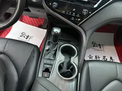 2021 Toyota Camry 2.5G Luxury, белый — фото 11
