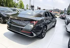 2023 Hyundai Elantra 1.5L CVT LUX Premium, чёрный — фото 17