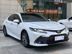 2021 Toyota Camry 2.5G Luxury, белый — фото 3
