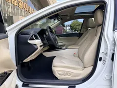 2021 Toyota Camry 2.5G Luxury, белый — фото 7