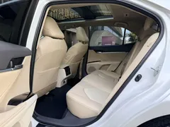 2021 Toyota Camry 2.5G Luxury, белый — фото 8