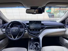 2021 Toyota Camry 2.5G Luxury, белый — фото 10