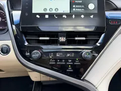 2021 Toyota Camry 2.5G Luxury, белый — фото 11