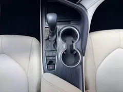 2021 Toyota Camry 2.5G Luxury, белый — фото 12