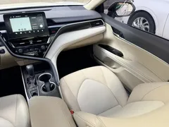 2021 Toyota Camry 2.5G Luxury, белый — фото 15