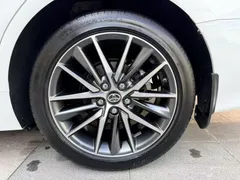 2021 Toyota Camry 2.5G Luxury, белый — фото 19