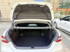 2021 Toyota Camry 2.5G Luxury, белый — фото 22