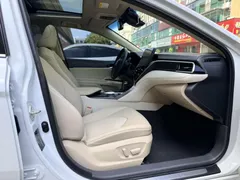 2021 Toyota Camry 2.5G Luxury, белый — фото 25