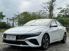 2023 Hyundai Elantra 1.5L CVT LUX Premium, белый — фото 1
