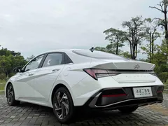 2023 Hyundai Elantra 1.5L CVT LUX Premium, белый — фото 14
