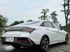 2023 Hyundai Elantra 1.5L CVT LUX Premium, белый — фото 16