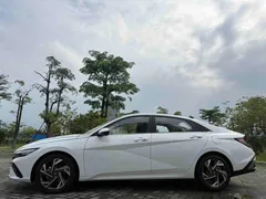2023 Hyundai Elantra 1.5L CVT LUX Premium, белый — фото 17