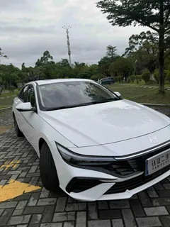 2023 Hyundai Elantra 1.5L CVT LUX Premium, белый — фото 25