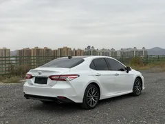 2021 Toyota Camry 2.5G Luxury, белый — фото 4