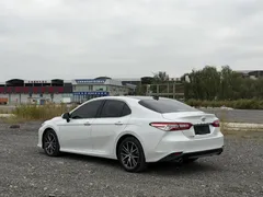 2021 Toyota Camry 2.5G Luxury, белый — фото 5