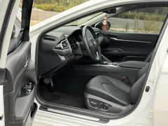 2021 Toyota Camry 2.5G Luxury, белый — фото 6