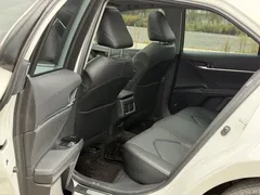 2021 Toyota Camry 2.5G Luxury, белый — фото 7