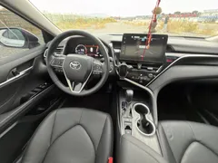 2021 Toyota Camry 2.5G Luxury, белый — фото 8