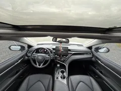 2021 Toyota Camry 2.5G Luxury, белый — фото 9