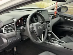 2021 Toyota Camry 2.5G Luxury, белый — фото 10