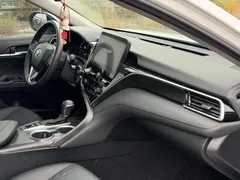 2021 Toyota Camry 2.5G Luxury, белый — фото 11
