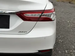 2021 Toyota Camry 2.5G Luxury, белый — фото 15