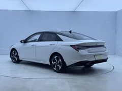 2022 Hyundai Elantra 1.5L CVT LUX Premium, белый — фото 4