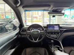 2023 Toyota Camry 2.5G Luxury, белый — фото 9