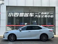 2022 Toyota Camry 2.5G Luxury, белый — фото 2