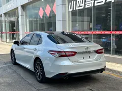 2022 Toyota Camry 2.5G Luxury, белый — фото 4