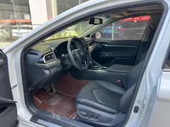 2022 Toyota Camry 2.5G Luxury, белый — фото 5
