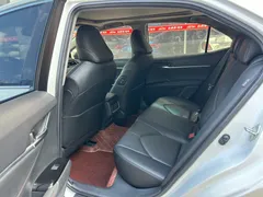 2022 Toyota Camry 2.5G Luxury, белый — фото 6